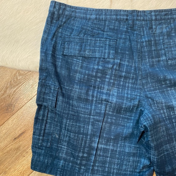Basic Editions men's cargo shorts with a blue plaid pattern. - Picture 9 of 10